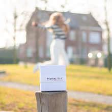 Carica l'immagine nel visualizzatore di Gallery, RevitalTrax Anti-Aging Collagen Complex gepresenteerd door tevreden gebruiker.