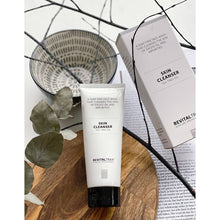 Carica l'immagine nel visualizzatore di Gallery, RevitalTrax Skin Cleanser gepresentatie.