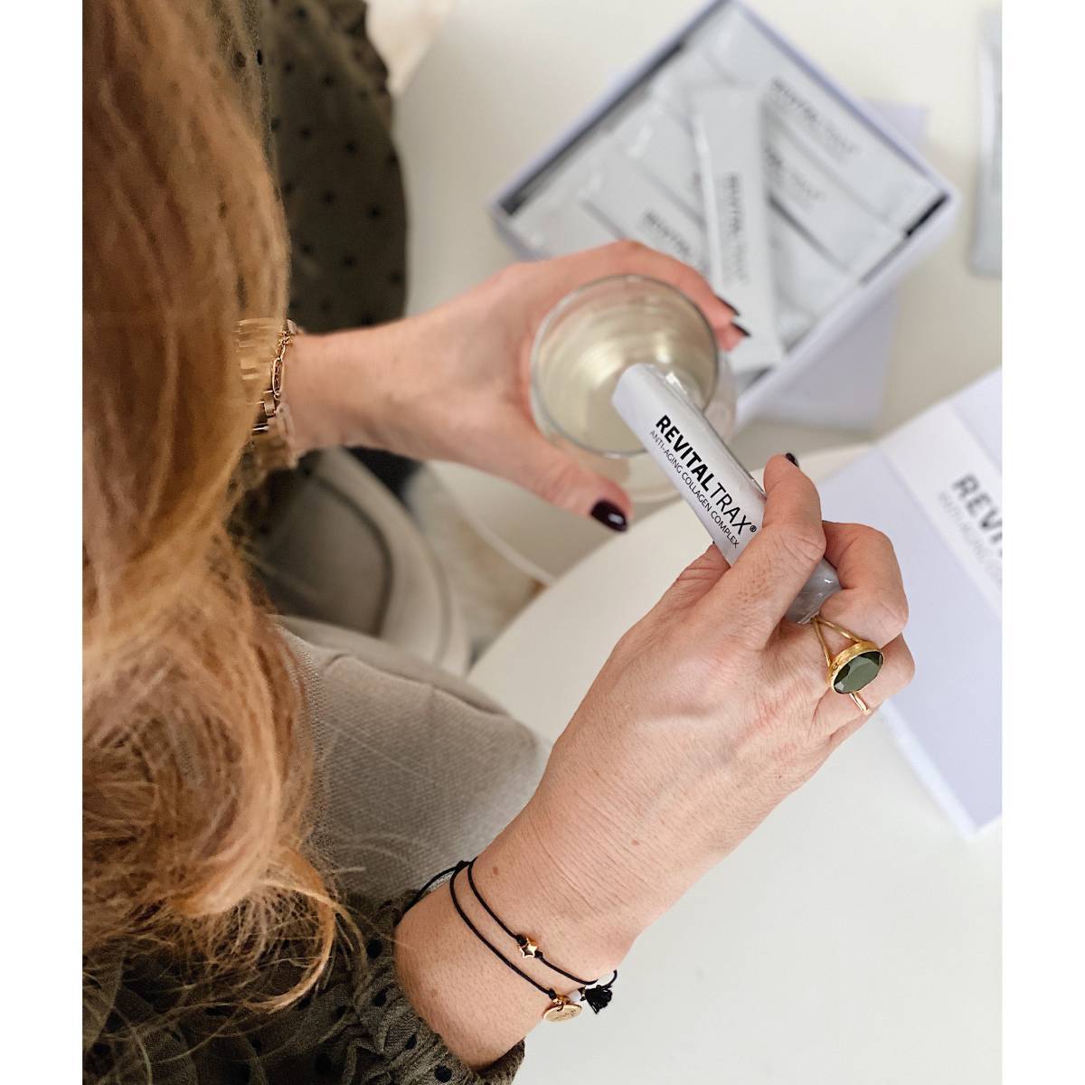 RevitalTrax Anti-Aging Collagen Complex opgelost in water door tevreden gebruiker.